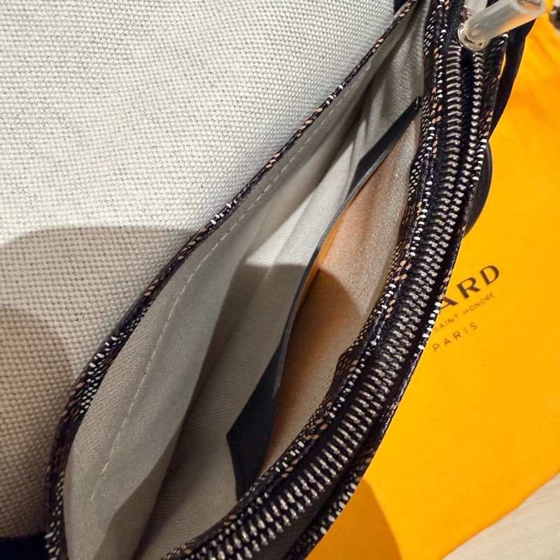 GOYARD Plumet Pocket 翻蓋斜背信封包 黑色-10