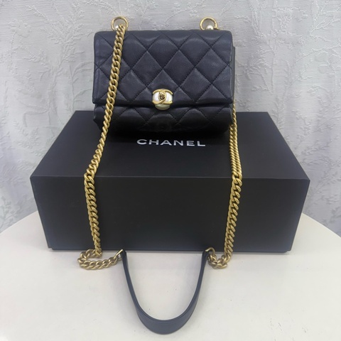 Chanel 珍珠扣斜孭袋