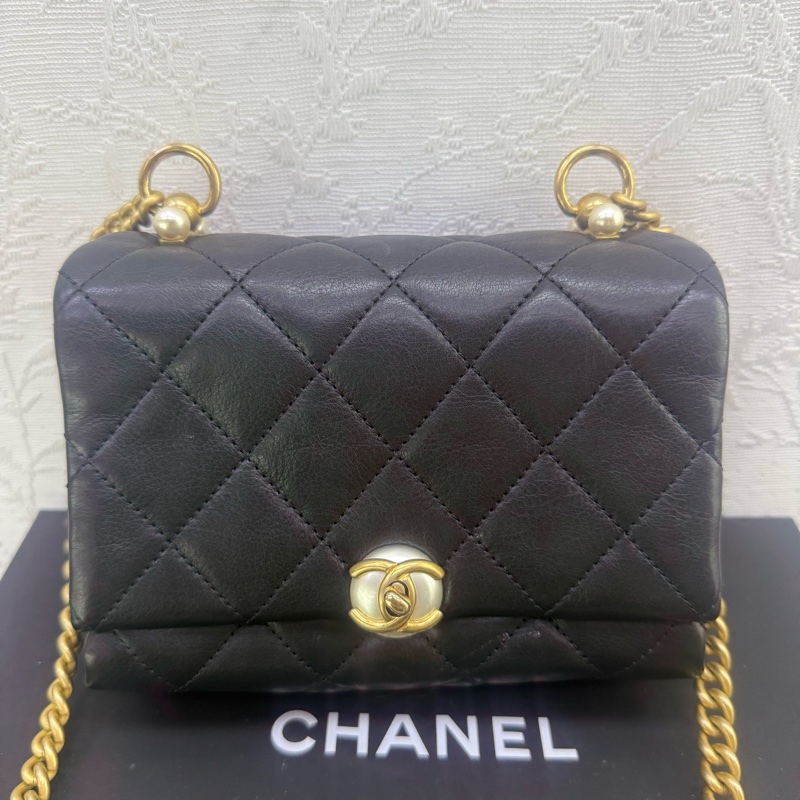 Chanel 珍珠扣斜孭袋-1