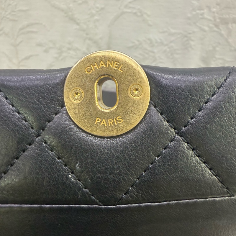 Chanel 珍珠扣斜孭袋-12