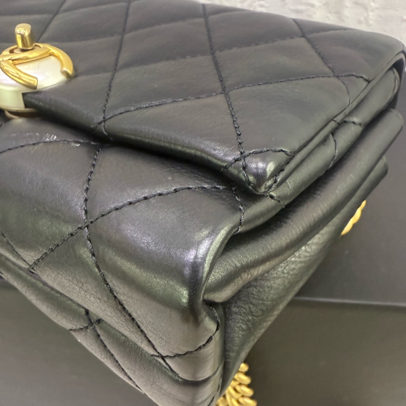 Chanel 珍珠扣斜孭袋-14