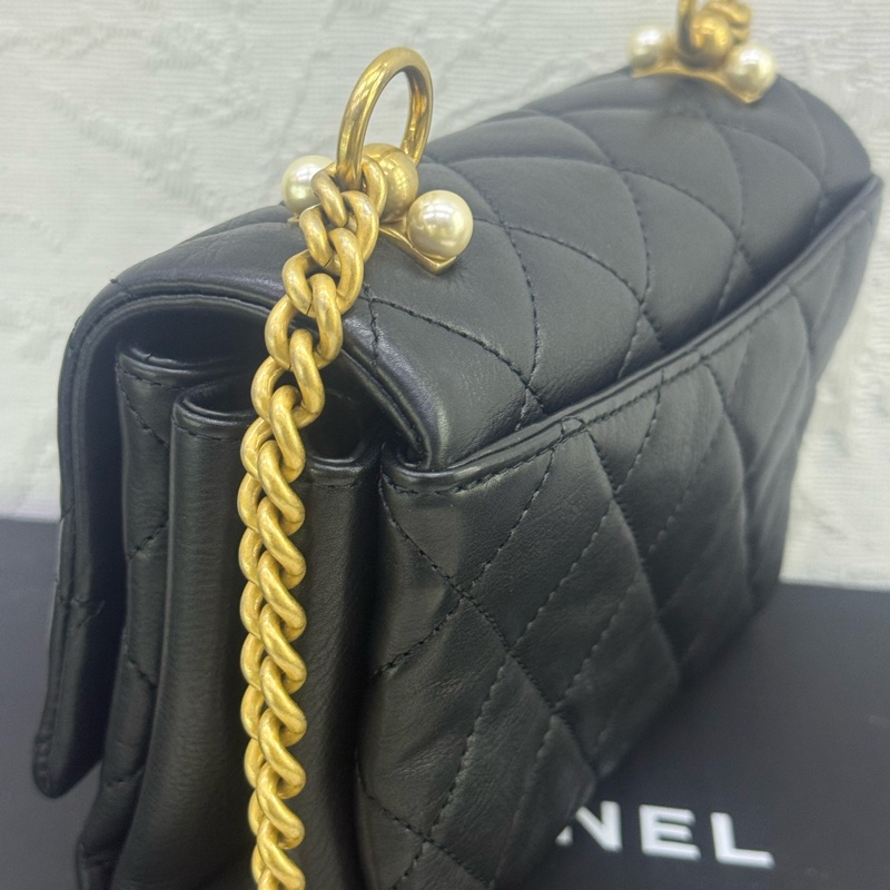 Chanel 珍珠扣斜孭袋-22