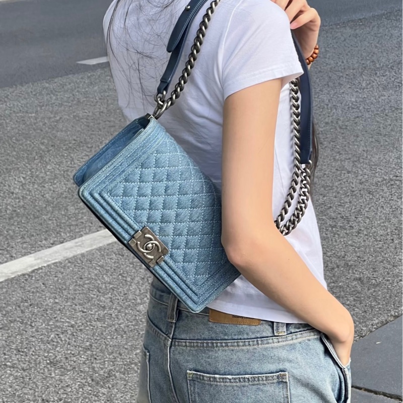 香奈兒CHANEL BOY 25cm牛仔單寧黃金中號尺寸菱格紋復古銀釦斜背包-3