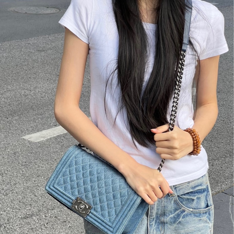 香奈兒CHANEL BOY 25cm牛仔單寧黃金中號尺寸菱格紋復古銀釦斜背包-4