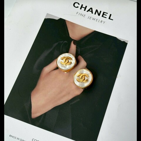 Chanel 金邊白色面雙C 圓耳環 （耳夾式）