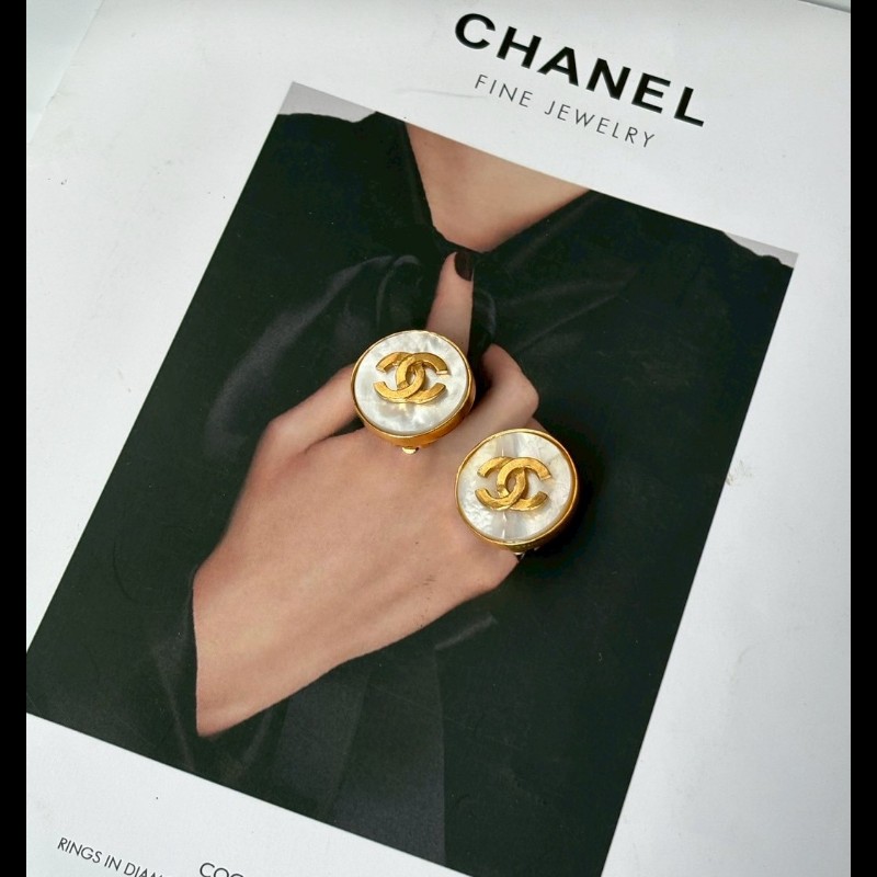 Chanel 金邊白色面雙C 圓耳環 （耳夾式）-0