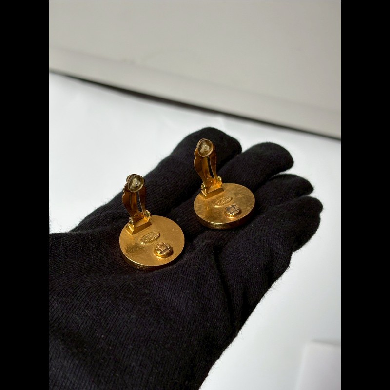Chanel 金邊白色面雙C 圓耳環 （耳夾式）-3