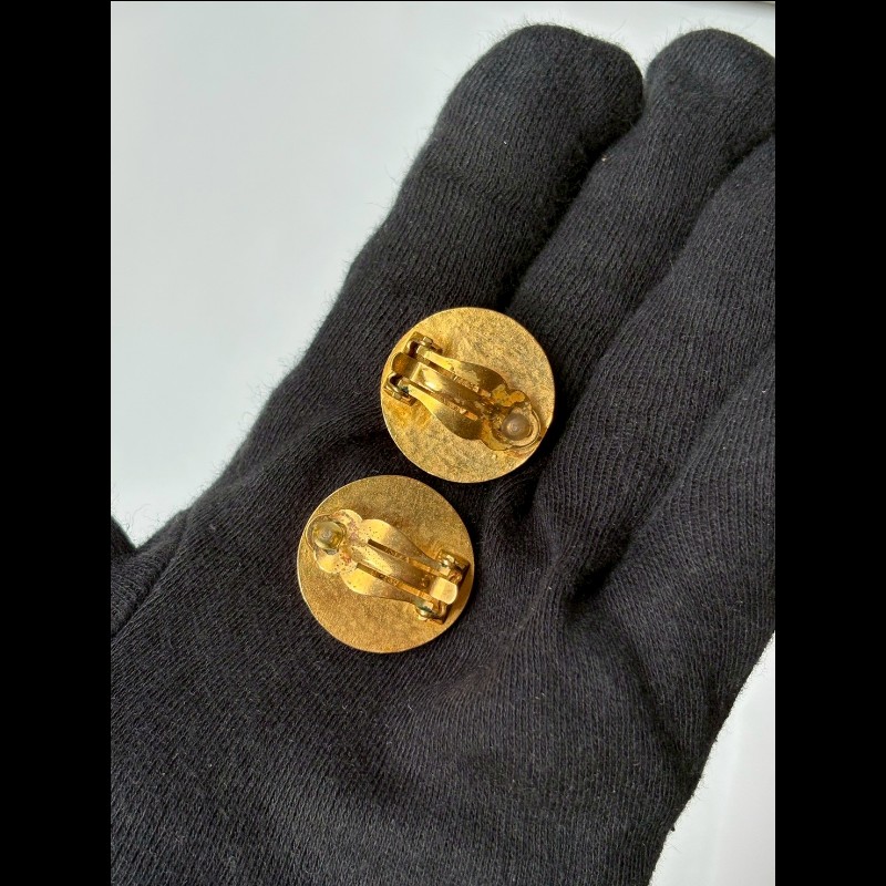 Chanel 金邊白色面雙C 圓耳環 （耳夾式）-4
