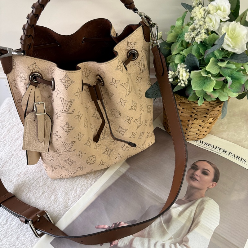 Muria 雕花洞洞牛皮二用水桶包(奶油色)-0