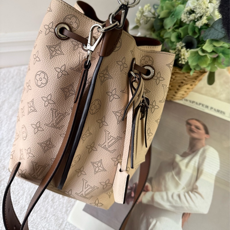 Muria 雕花洞洞牛皮二用水桶包(奶油色)-1