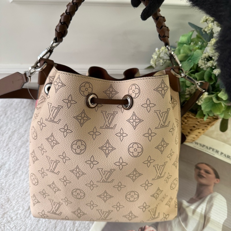 Muria 雕花洞洞牛皮二用水桶包(奶油色)-2