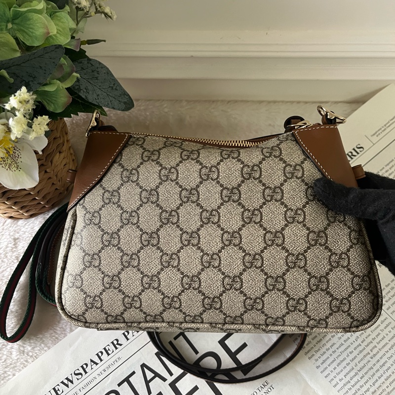 GG Emblem 塗層帆布及皮革小款二用包(米色/深棕色)-3