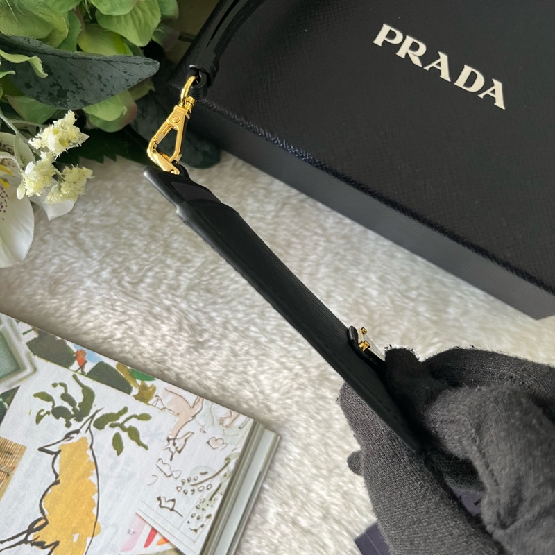 金色三角牌Logo 水波紋皮革掛式證件套/卡夾(黑色)-2