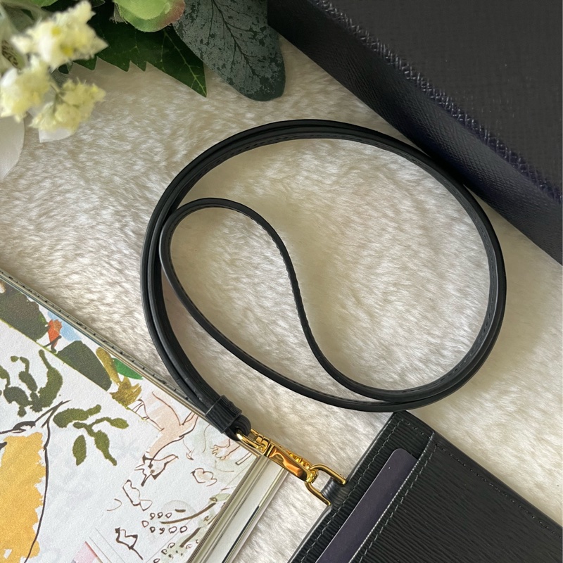 金色三角牌Logo 水波紋皮革掛式證件套/卡夾(黑色)-6