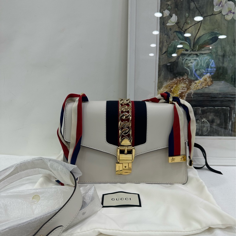 Gucci古馳白色塞維利亞Sylvie 金扣條紋織帶羅緞蝴蝶結寬版肩帶 可手提單肩斜挎 閒置 尺寸25*17*8cm-0