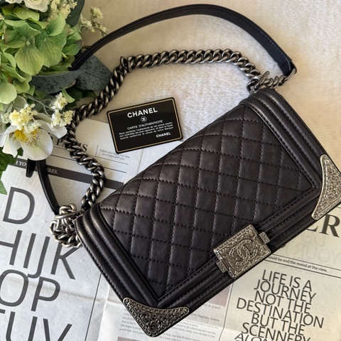 Le Boy 復古雕花銀釦翻蓋肩背包/斜背包(黑色)