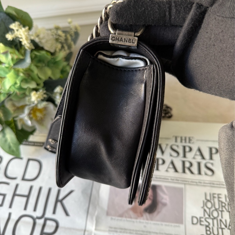 Le Boy 復古雕花銀釦翻蓋肩背包/斜背包(黑色)-1