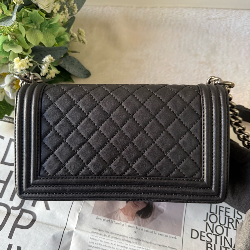 Le Boy 復古雕花銀釦翻蓋肩背包/斜背包(黑色)-2