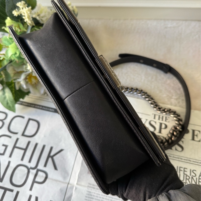 Le Boy 復古雕花銀釦翻蓋肩背包/斜背包(黑色)-4