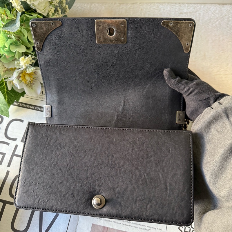 Le Boy 復古雕花銀釦翻蓋肩背包/斜背包(黑色)-5