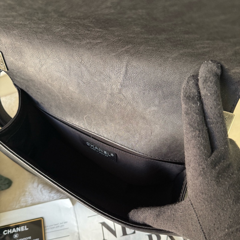 Le Boy 復古雕花銀釦翻蓋肩背包/斜背包(黑色)-6