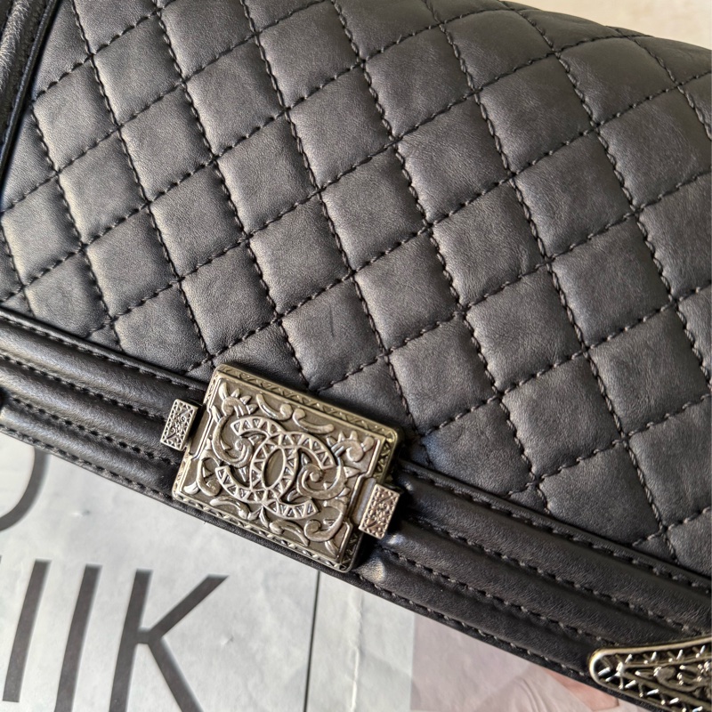 Le Boy 復古雕花銀釦翻蓋肩背包/斜背包(黑色)-8