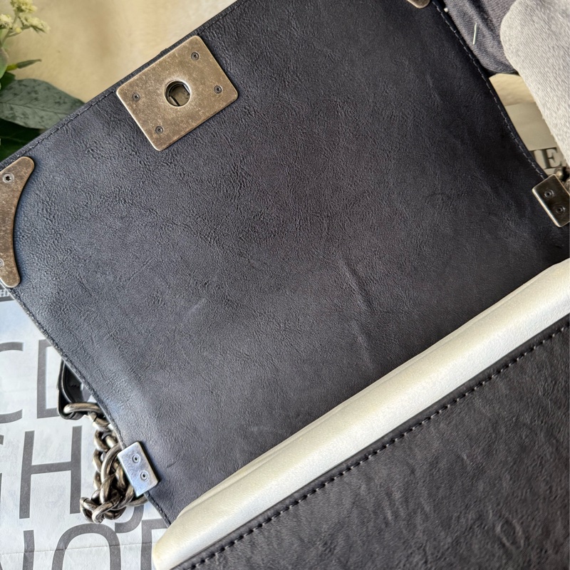 Le Boy 復古雕花銀釦翻蓋肩背包/斜背包(黑色)-9