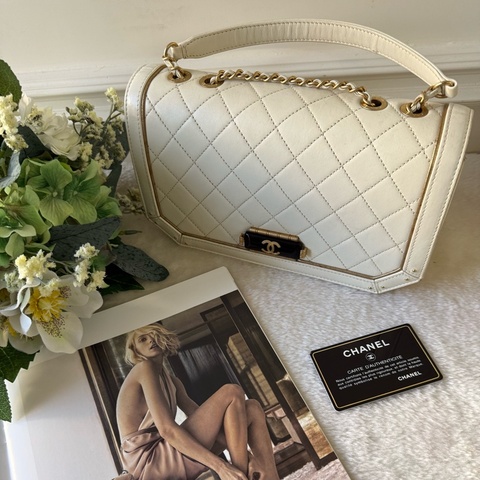 CC Logo 黑金釦縫線菱格紋肩背包/斜背包(白色)