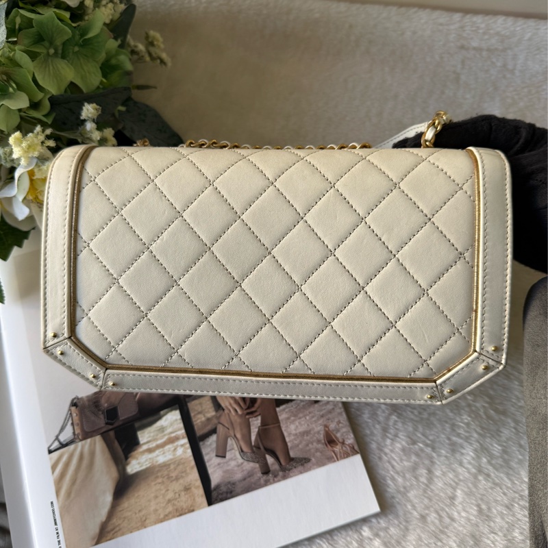 CC Logo 黑金釦縫線菱格紋肩背包/斜背包(白色)-1