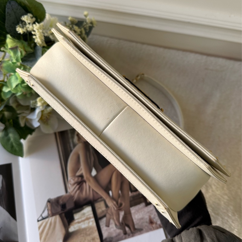 CC Logo 黑金釦縫線菱格紋肩背包/斜背包(白色)-2