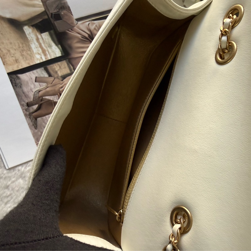 CC Logo 黑金釦縫線菱格紋肩背包/斜背包(白色)-4