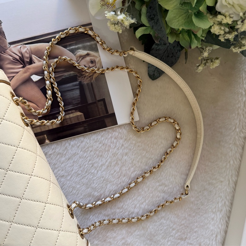 CC Logo 黑金釦縫線菱格紋肩背包/斜背包(白色)-5