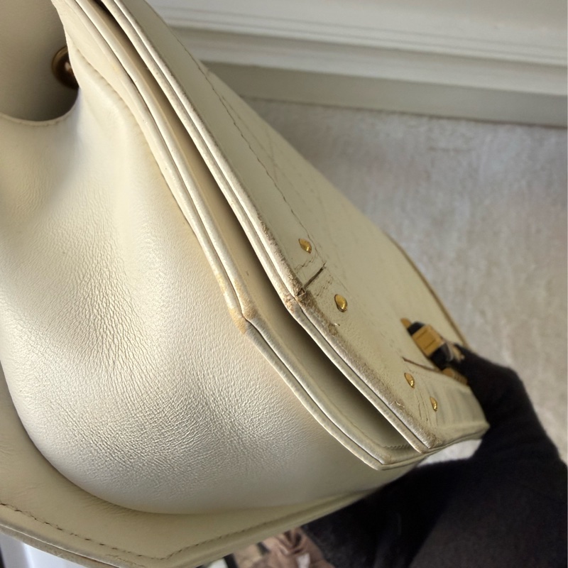 CC Logo 黑金釦縫線菱格紋肩背包/斜背包(白色)-6