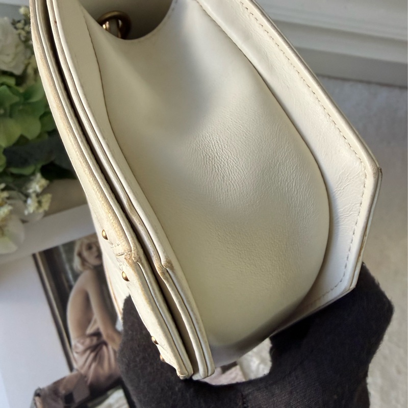 CC Logo 黑金釦縫線菱格紋肩背包/斜背包(白色)-7