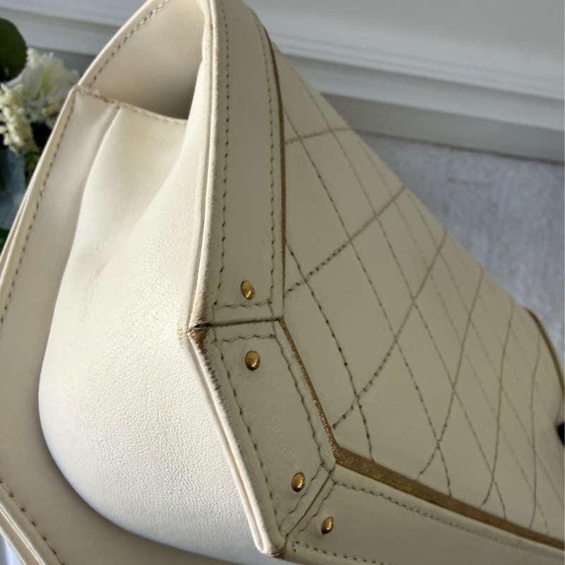 CC Logo 黑金釦縫線菱格紋肩背包/斜背包(白色)-8