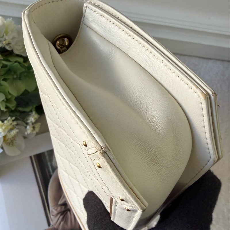 CC Logo 黑金釦縫線菱格紋肩背包/斜背包(白色)-9