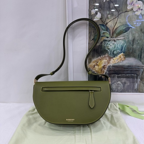 Burberry/巴寶莉 博柏利 Olympia埃倫匹亞 抹茶色 牛皮 豌豆包 半月包，BBR新款 可單肩腋下也可斜挎 尺寸27*15*6 99新近閒置