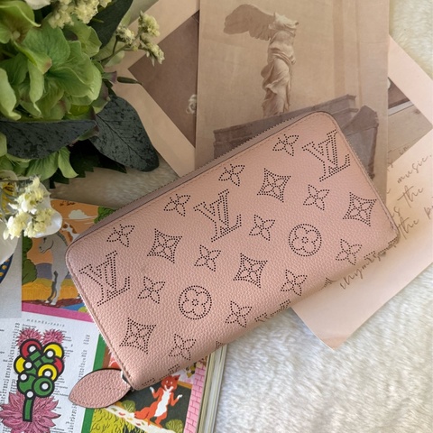 Zippy 雕花洞洞牛皮ㄇ形拉鍊長夾(玫瑰茉莉粉)