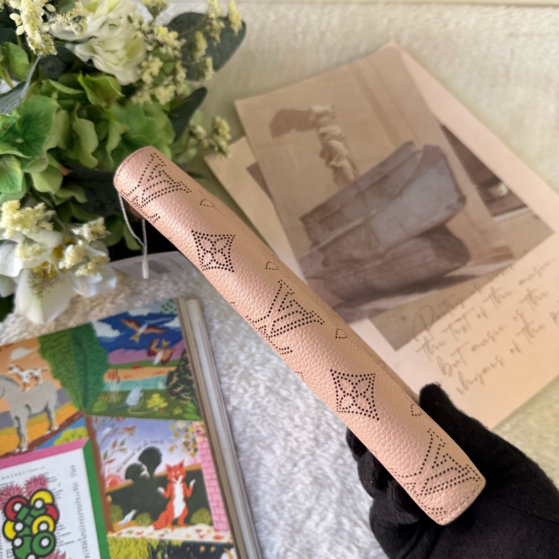 Zippy 雕花洞洞牛皮ㄇ形拉鍊長夾(玫瑰茉莉粉)-1