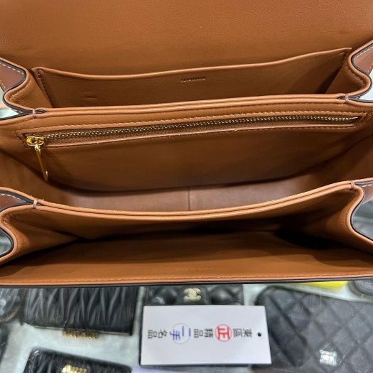 東區正精品㊣CELINE TRIOMPHE TEEN PVC 焦糖色凱旋門金扣翻蓋斜背包 RZ6161 188882BZ4.04U-1