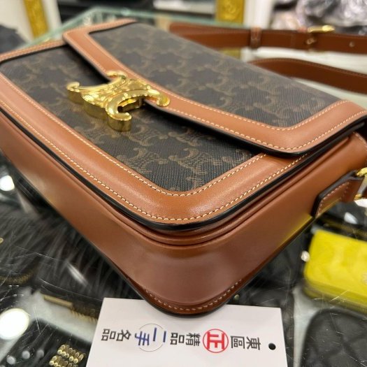 東區正精品㊣CELINE TRIOMPHE TEEN PVC 焦糖色凱旋門金扣翻蓋斜背包 RZ6161 188882BZ4.04U-5