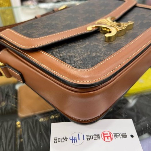 東區正精品㊣CELINE TRIOMPHE TEEN PVC 焦糖色凱旋門金扣翻蓋斜背包 RZ6161 188882BZ4.04U-6