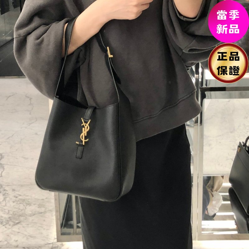 🎉新品好折扣✨Saint Laurent 713938 LE 5 A 7 YSL 柔軟粒面皮革小款 Hobo包 黑色-0