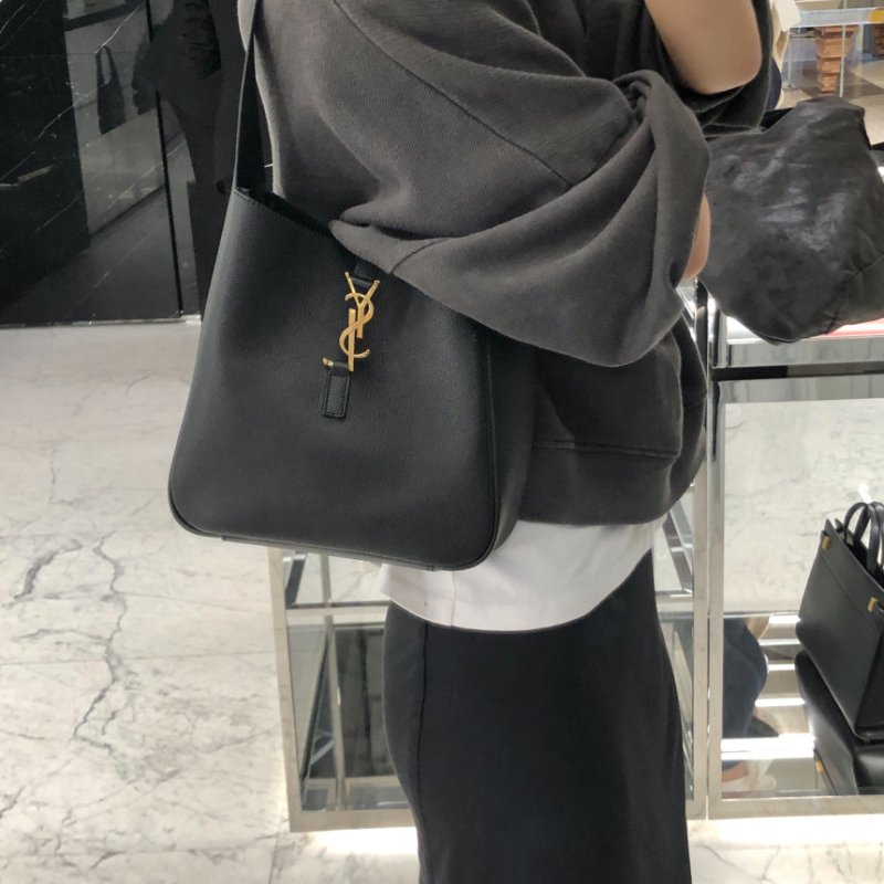 🎉新品好折扣✨Saint Laurent 713938 LE 5 A 7 YSL 柔軟粒面皮革小款 Hobo包 黑色-2