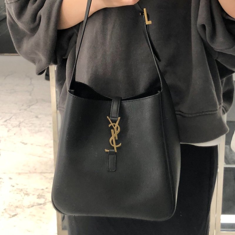 🎉新品好折扣✨Saint Laurent 713938 LE 5 A 7 YSL 柔軟粒面皮革小款 Hobo包 黑色-3