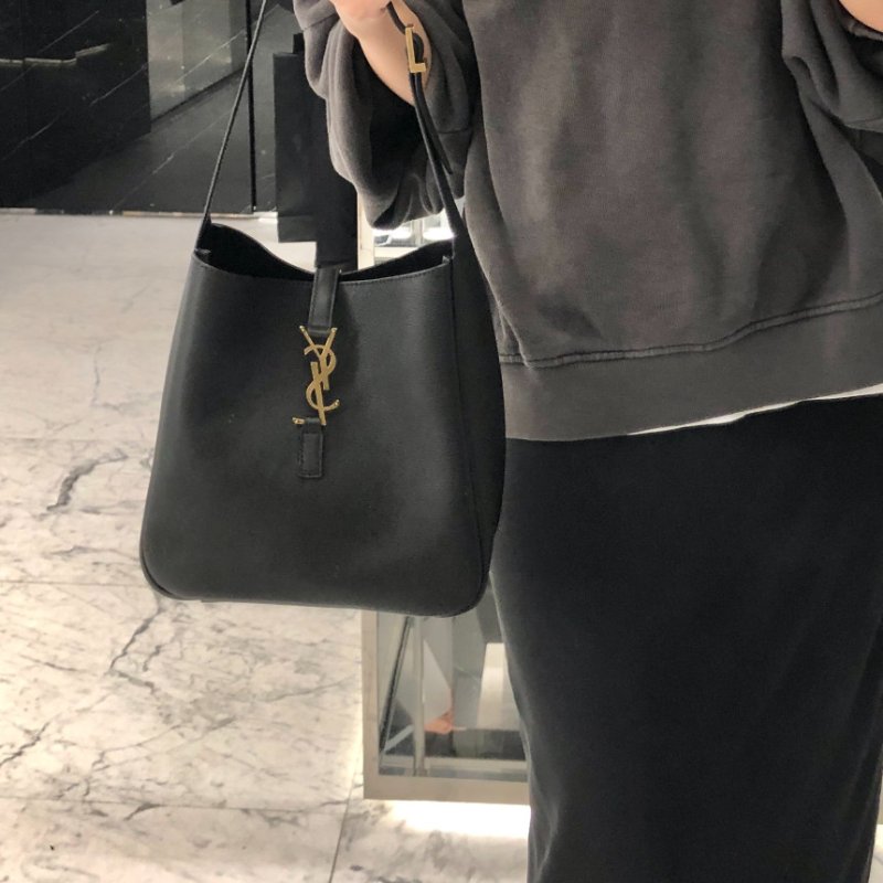 🎉新品好折扣✨Saint Laurent 713938 LE 5 A 7 YSL 柔軟粒面皮革小款 Hobo包 黑色-4