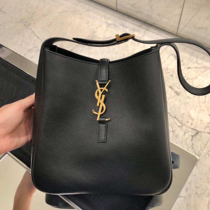 🎉新品好折扣✨Saint Laurent 713938 LE 5 A 7 YSL 柔軟粒面皮革小款 Hobo包 黑色-5