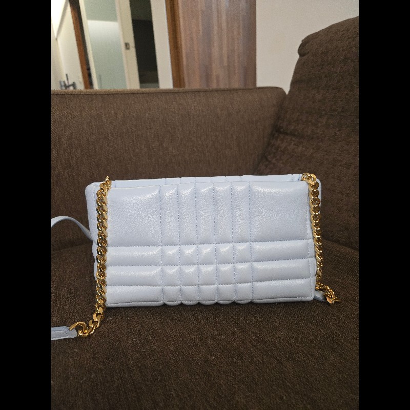 Burberry經典Lola系列羊皮斜揹包-1