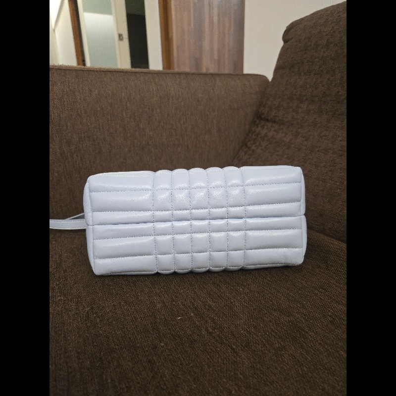 Burberry經典Lola系列羊皮斜揹包-3