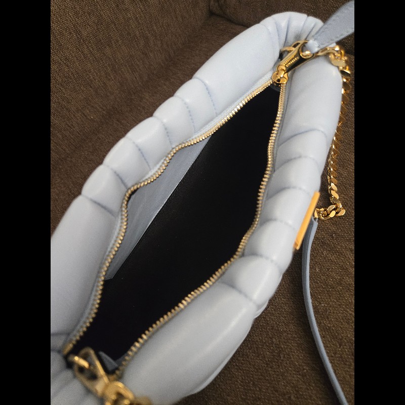 Burberry經典Lola系列羊皮斜揹包-10